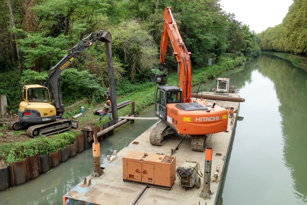 Travaux de renforcement des berges avec des palplanches